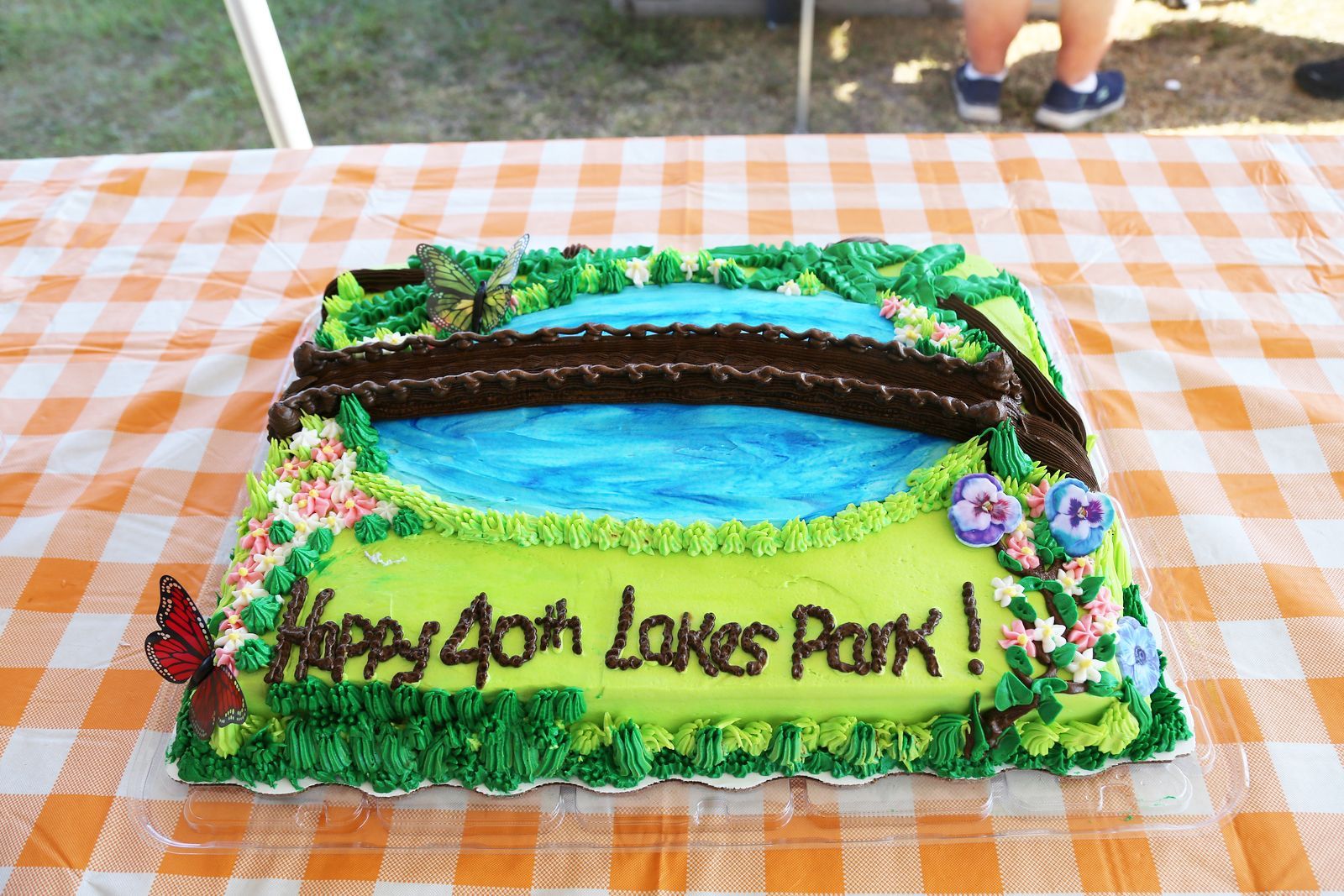 A cake that says happy 40th lakes park on it