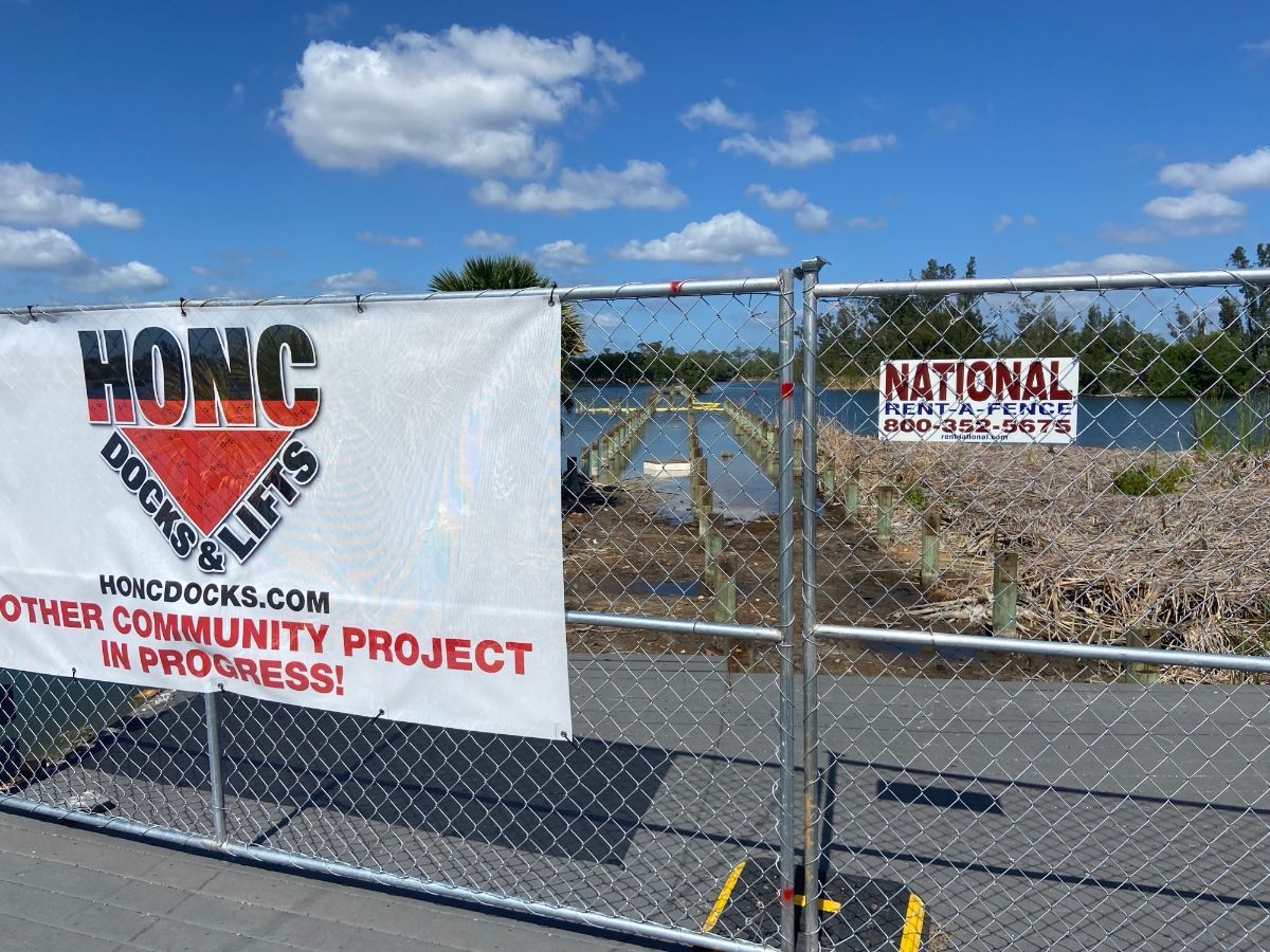 A fence with a sign that says honc on it