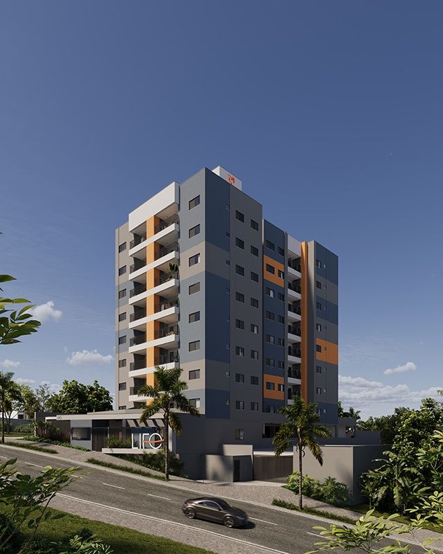 Um carro está passando por uma rua em frente a um prédio alto.