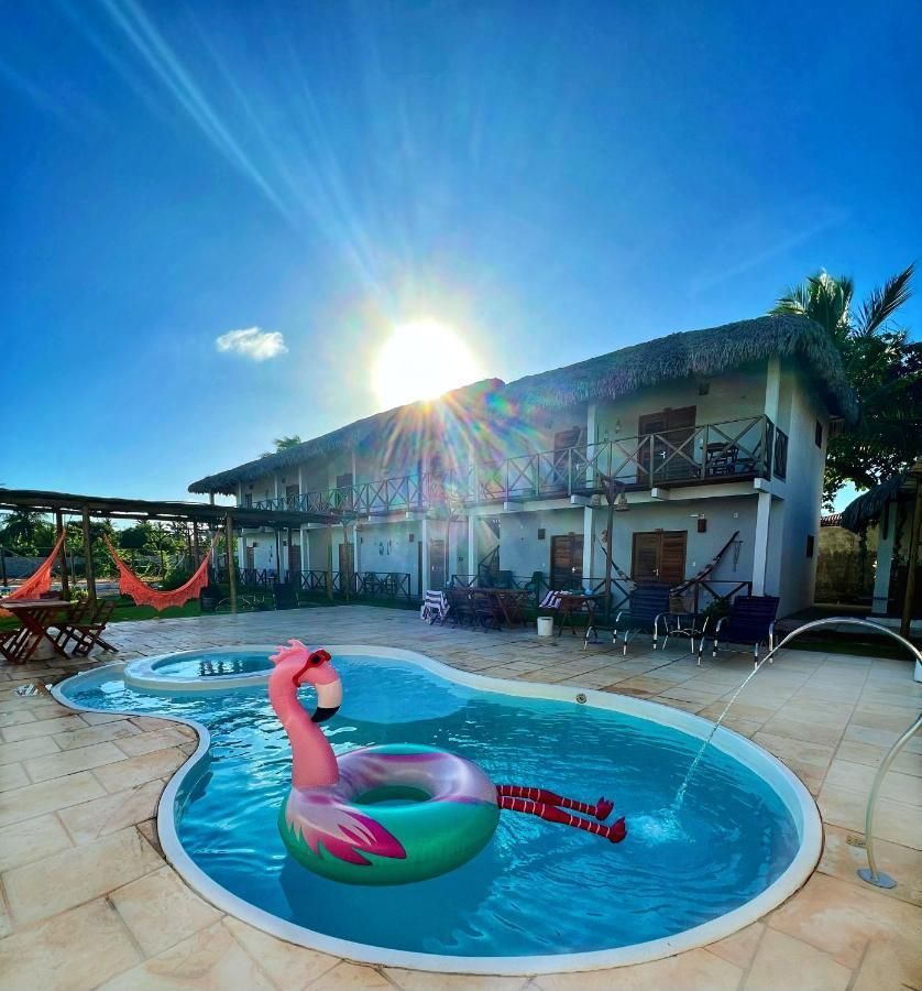 Uma piscina com um flamingo flutuando nela