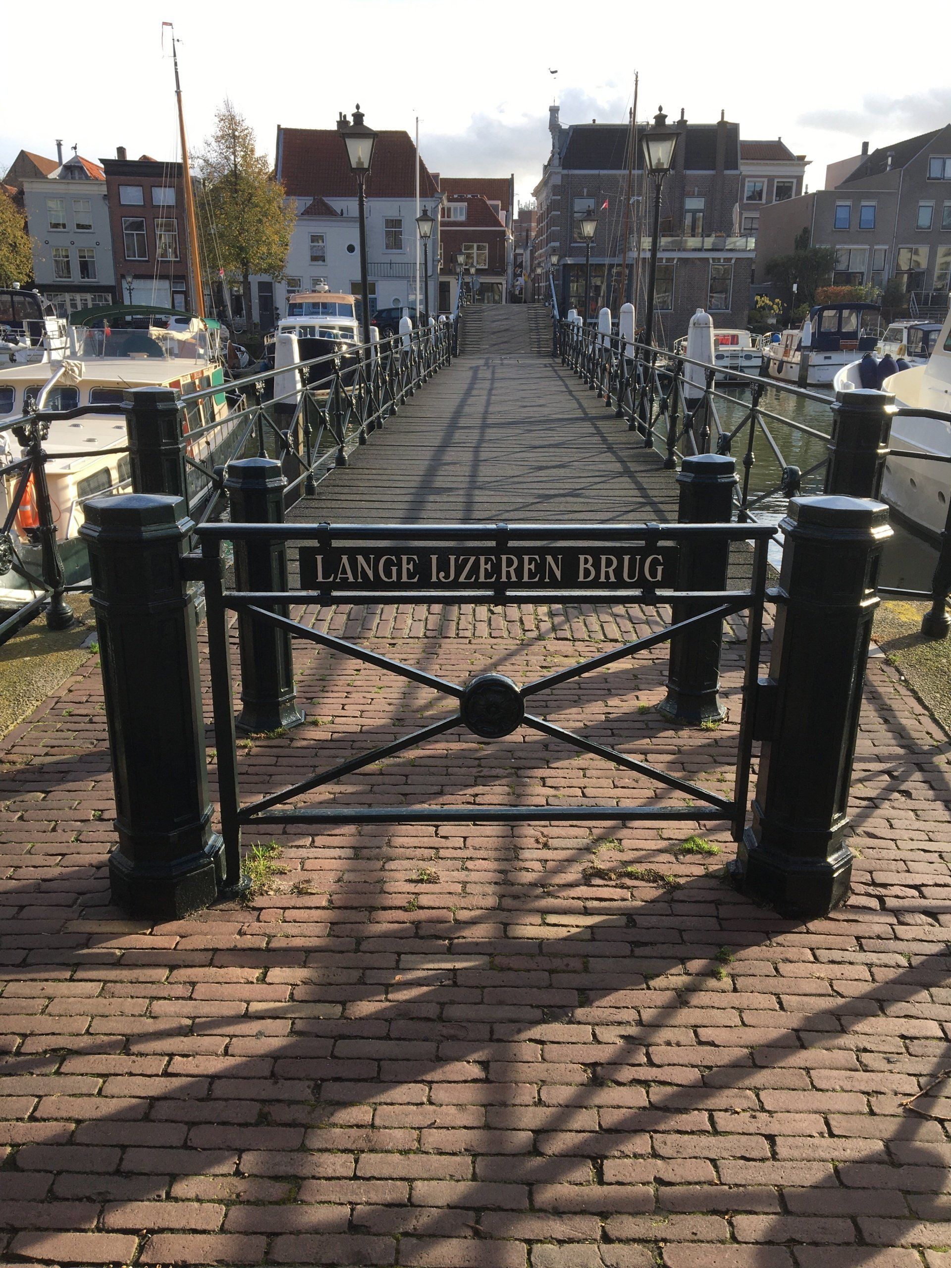 Zwarte ijzeren brugleuning met de tekst 