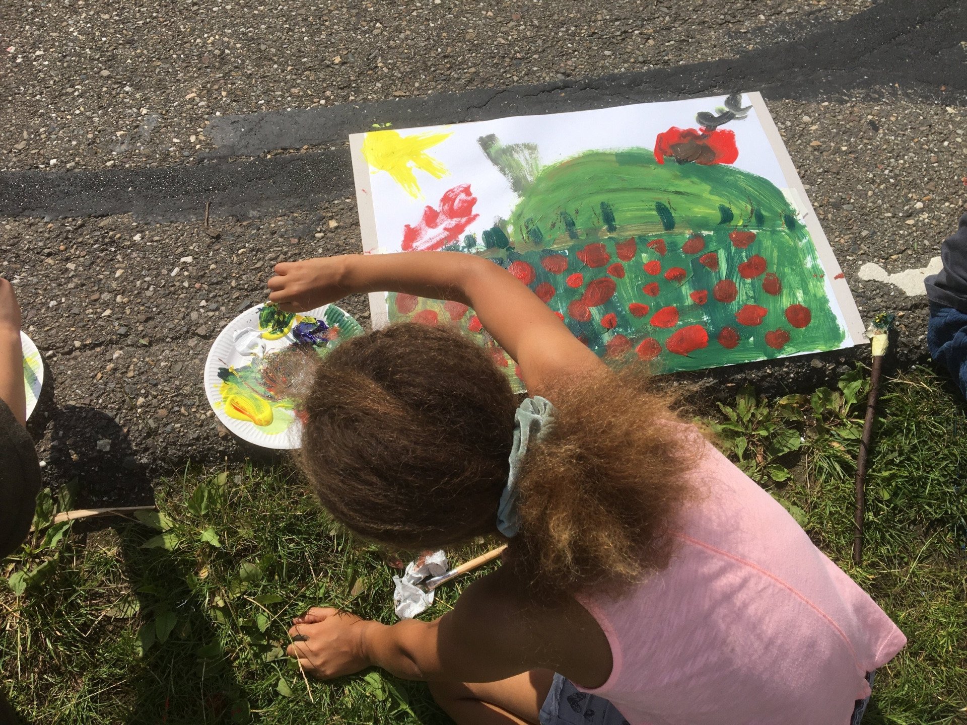 Kinderen buiten aan het tekenen en schilderen