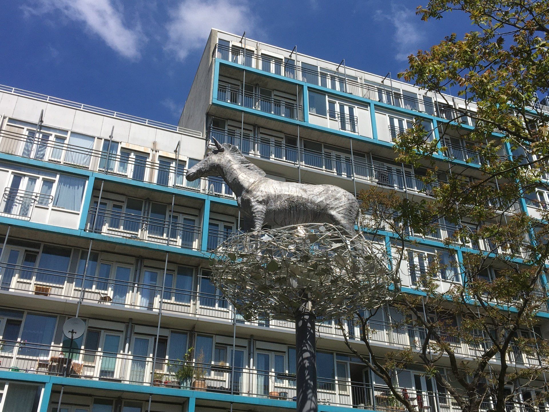 kunstwerk zebra in een nest