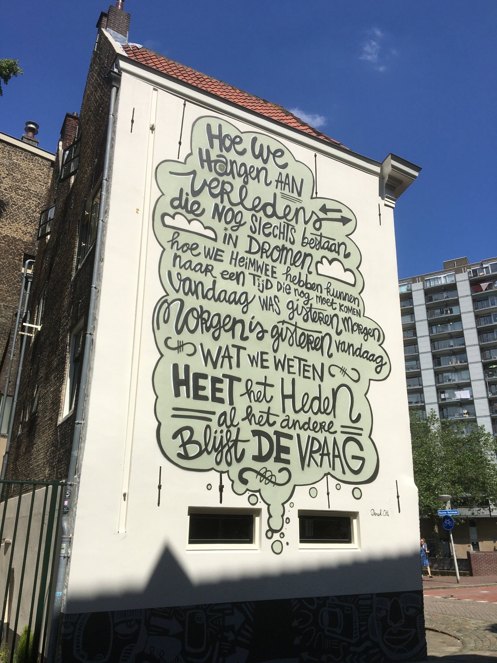 Graffiti op de zijkant van een gebouw in het Nederlands: 