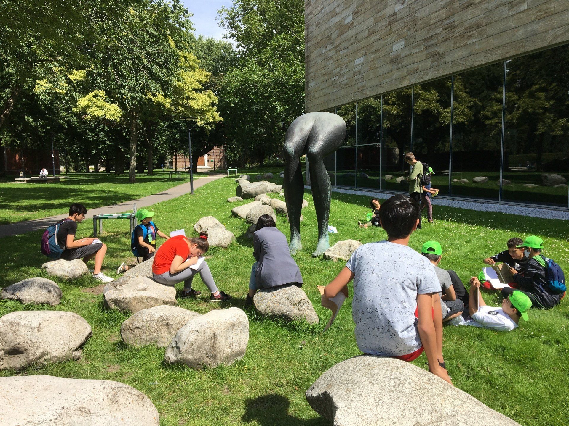 kinderen rondom een beeld in een park