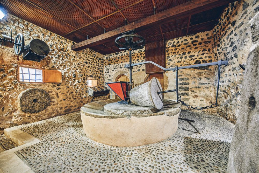 Hay un molino de piedra en el medio de la habitación.