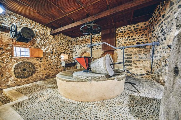 Hay un molino de piedra en el medio de la habitación.