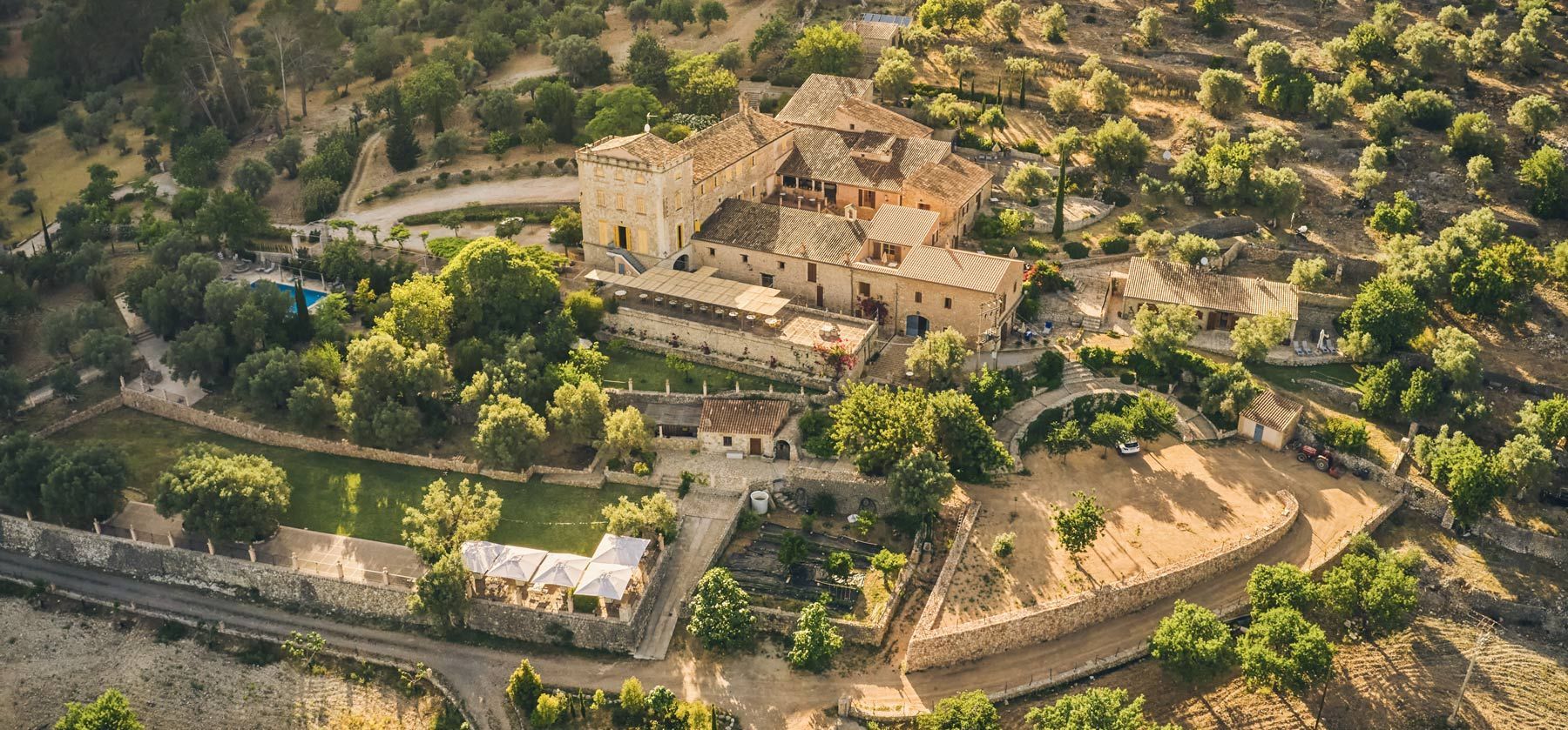 Una vista aérea de una casa grande en medio de un bosque.