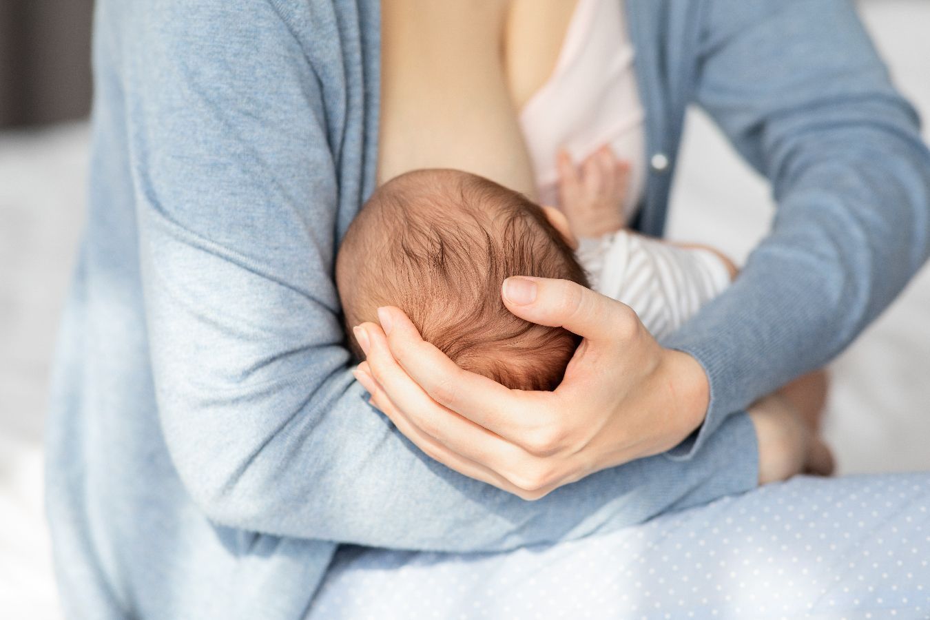 正在經歷塞奶、乳腺炎的劇痛嗎?2026 哺乳媽咪必看!本文解析如何透過專業泌乳照護與正確追奶技巧,預防石頭奶危機。優兒寶產後護理之家提供全護理師團隊與醫學中心級巡診,陪妳解決塞奶痛苦,讓哺乳之路不再是
