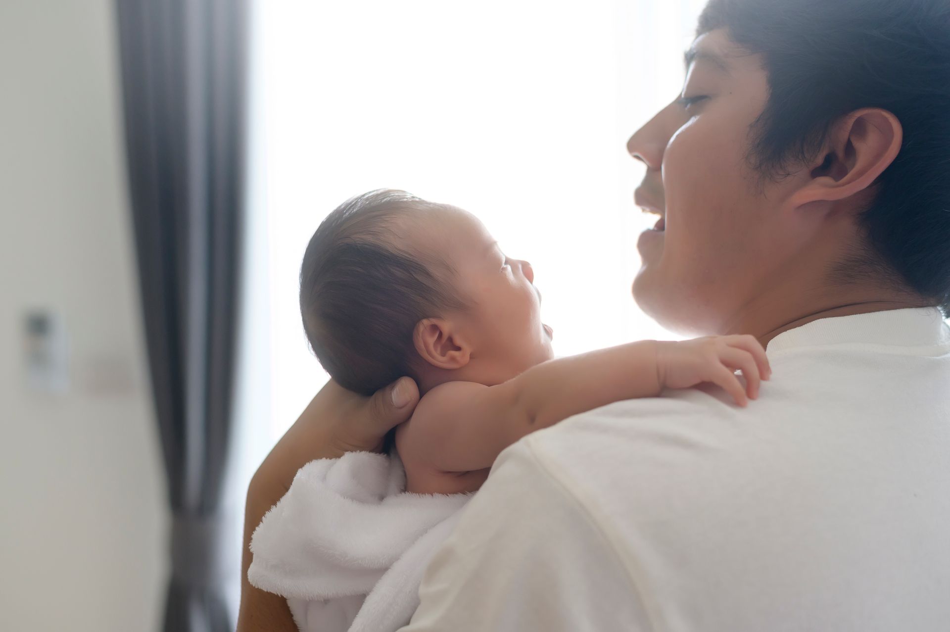 太太即將入住月子中心，爸爸與家人可以怎麼協助？本文整理產後30天家人分工重點，包含陪宿、探訪、情緒支持、寶寶照護學習、物品準備與返家銜接，陪媽媽安心度過產後恢復期。