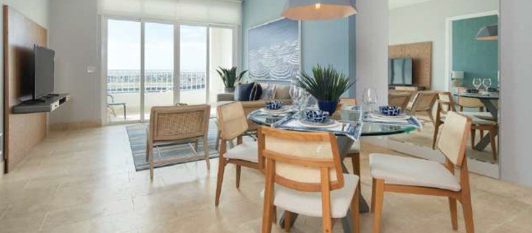 Un comedor con mesa y sillas y un televisor.