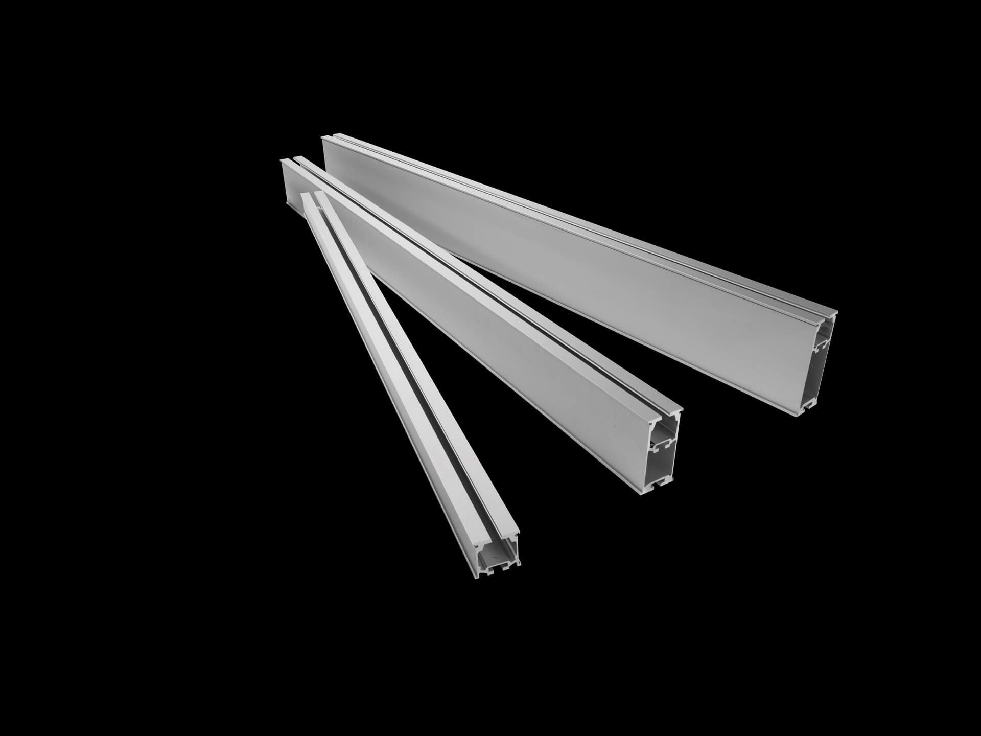 Drei weiße Aluminiumprofile sind auf schwarzem Hintergrund übereinander gestapelt.