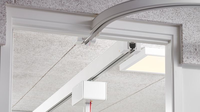 Eine Nahaufnahme eines Geländers, das in einem Raum von der Decke hängt.