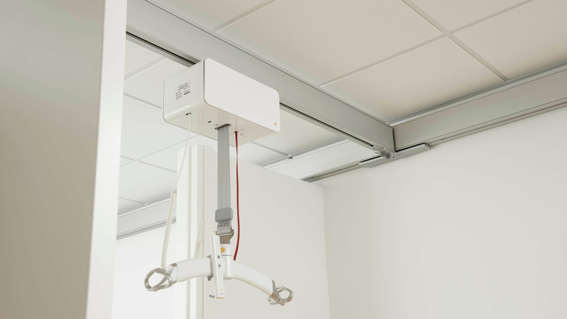 Ein Deckenlift hängt von der Decke eines Raumes.