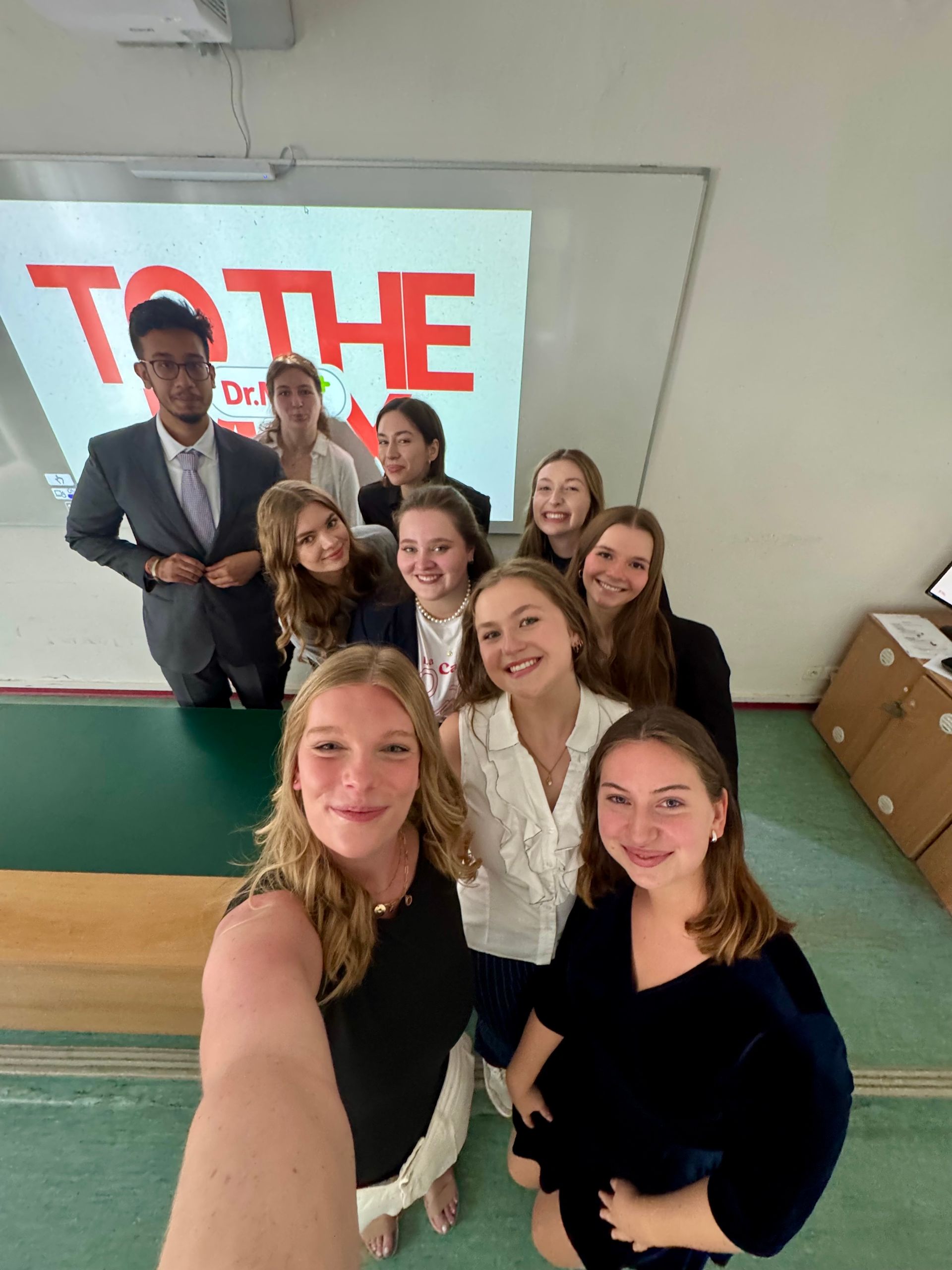 Dr. Max team selfie