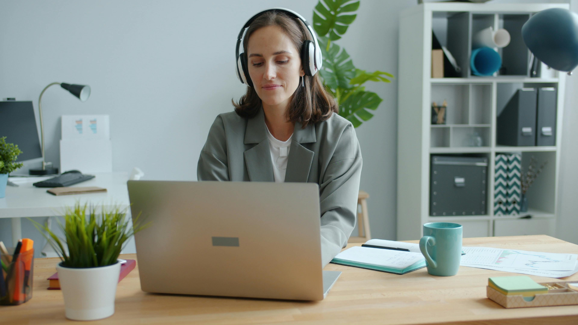 Führungskraft arbeitet remote am Laptop, hybride Führung