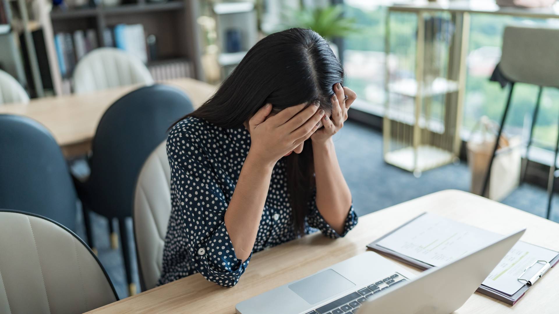 Mitarbeiterin ist psychisch überlastet am Arbeitsplatz