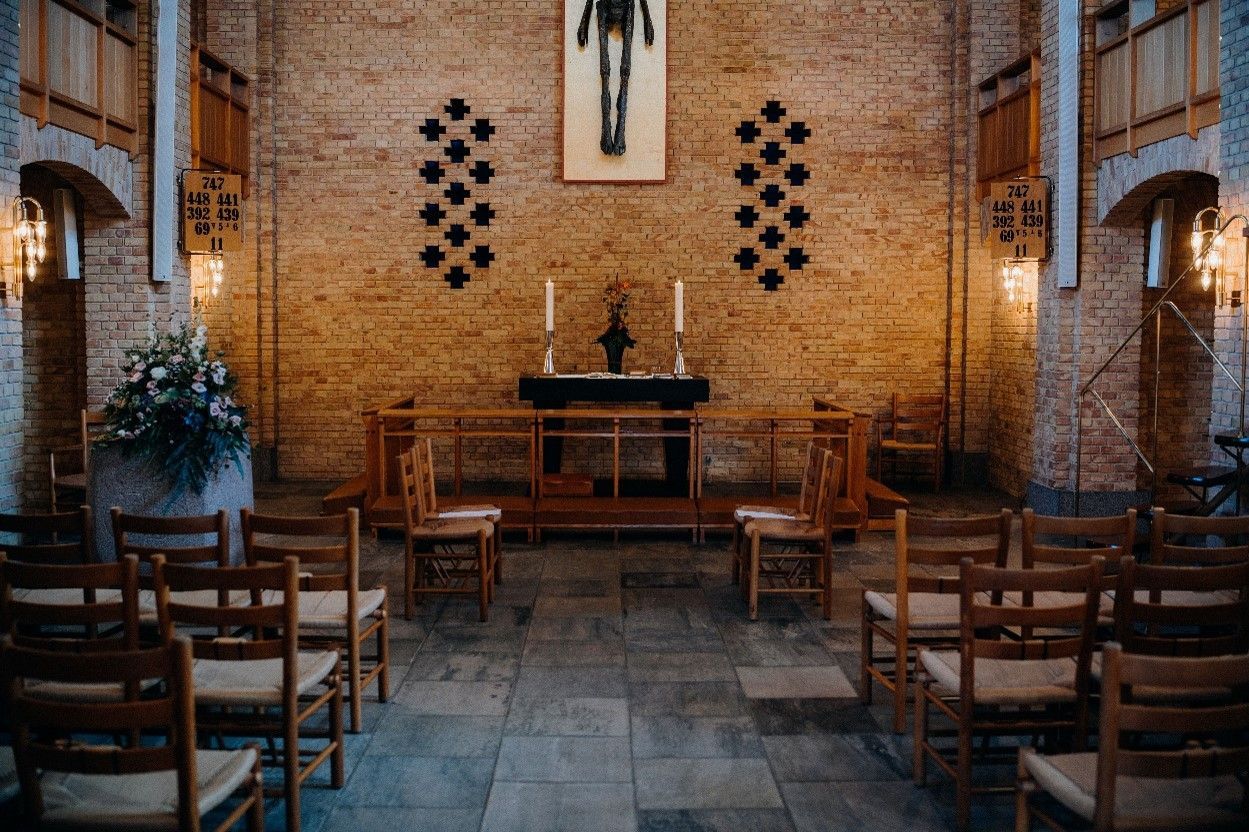 Chiesa con altare e sedie dove celebrare un funerale