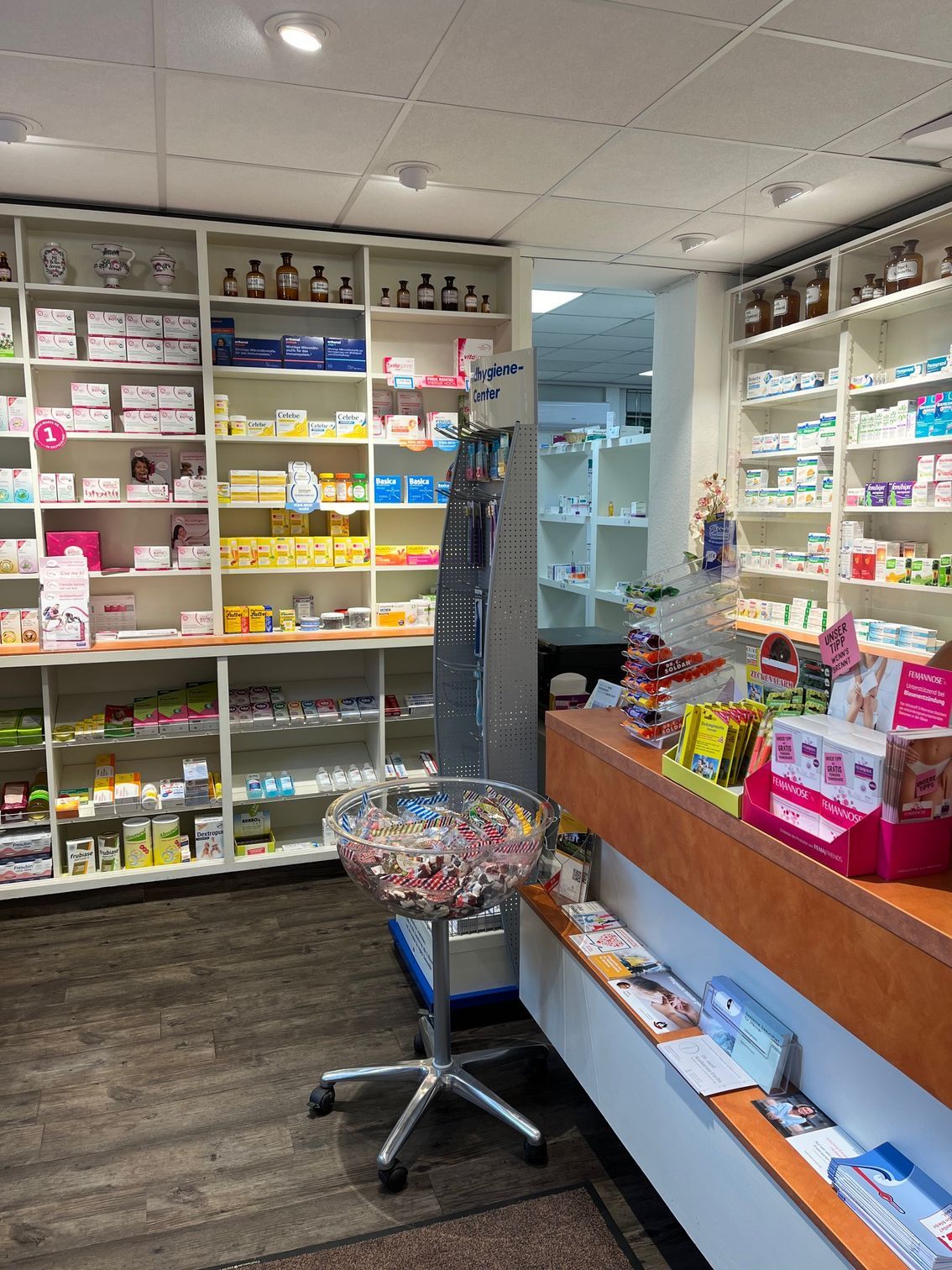 Das Innere einer Apotheke mit einem Korb voller Süßigkeiten auf der Theke.