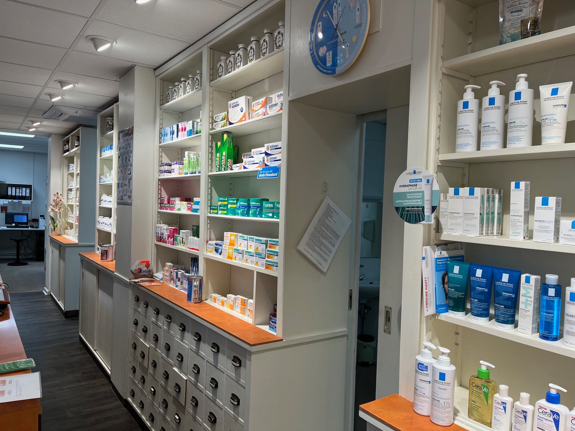 Eine Apotheke mit vielen Regalen und Flaschen darauf.