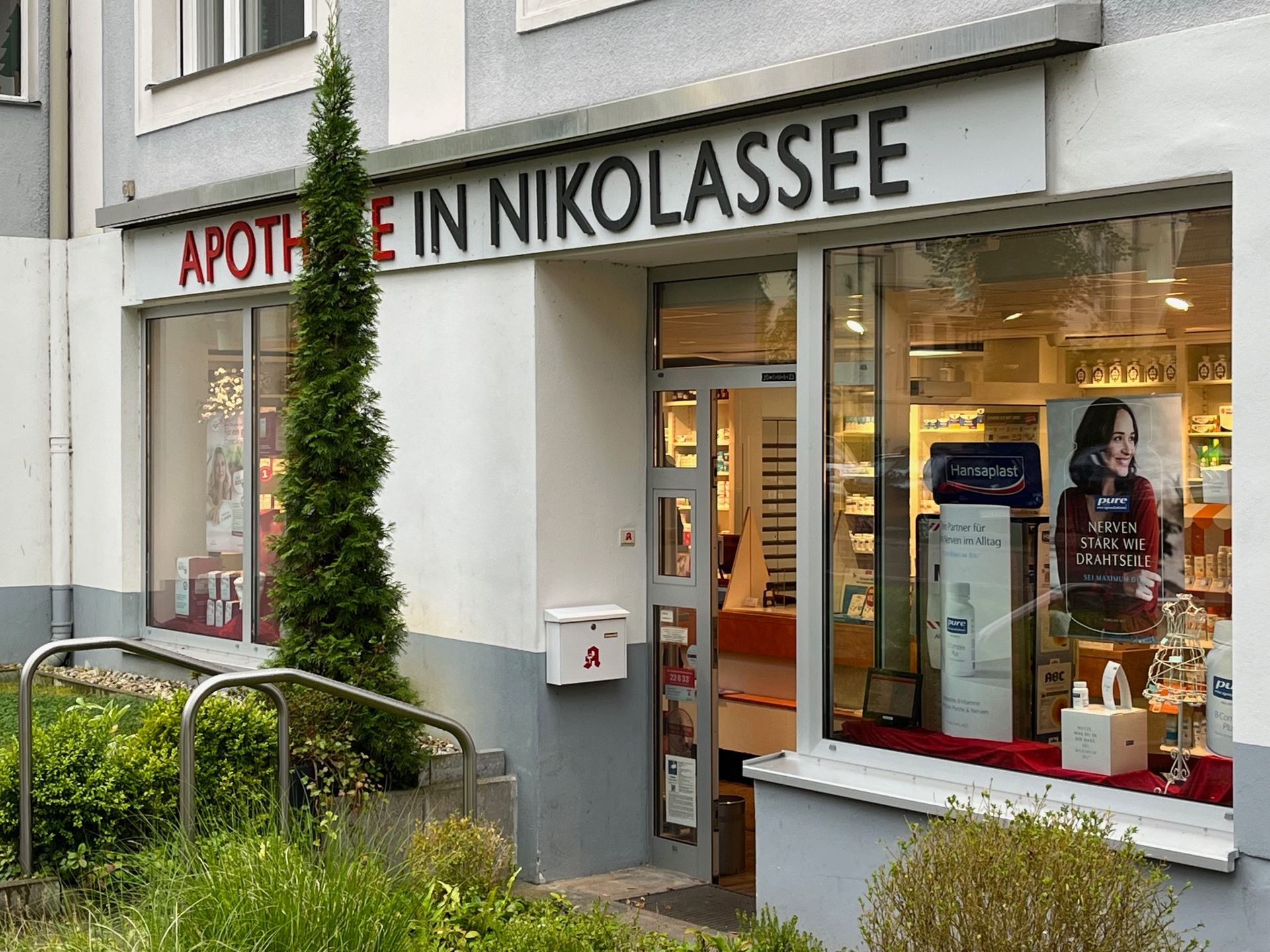 Eine Ladenfront mit einem Schild mit der Aufschrift „Apotheke in Nikolassee“