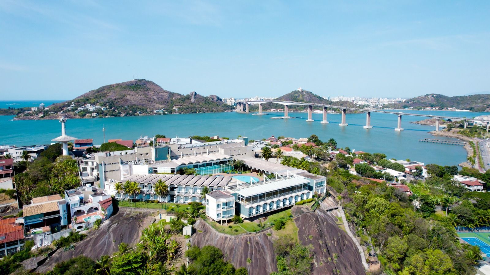 Uma vista aérea de uma cidade com uma ponte sobre um corpo de água.