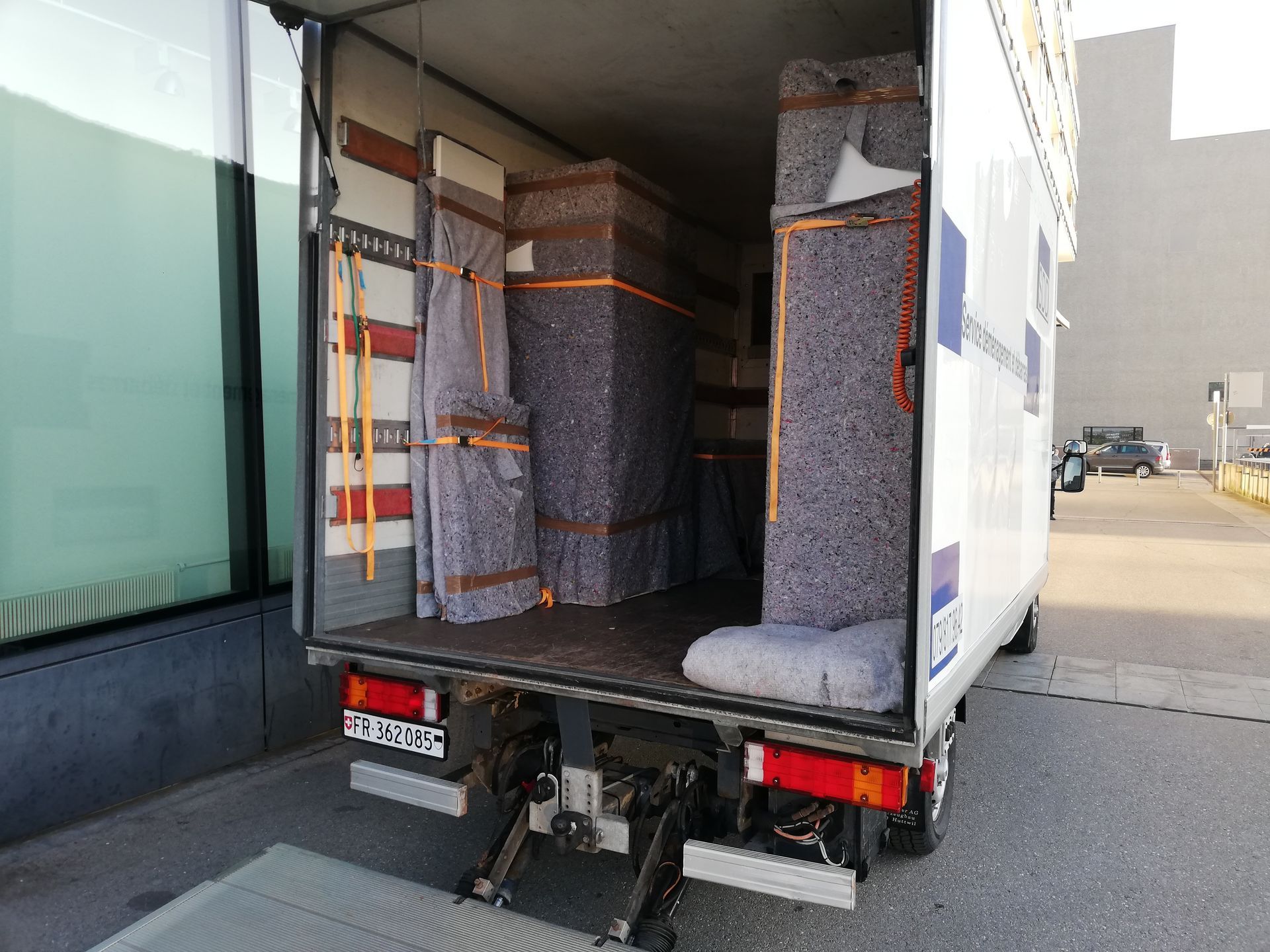camionnette SDD Pittet de déménagement blanche service déménagement