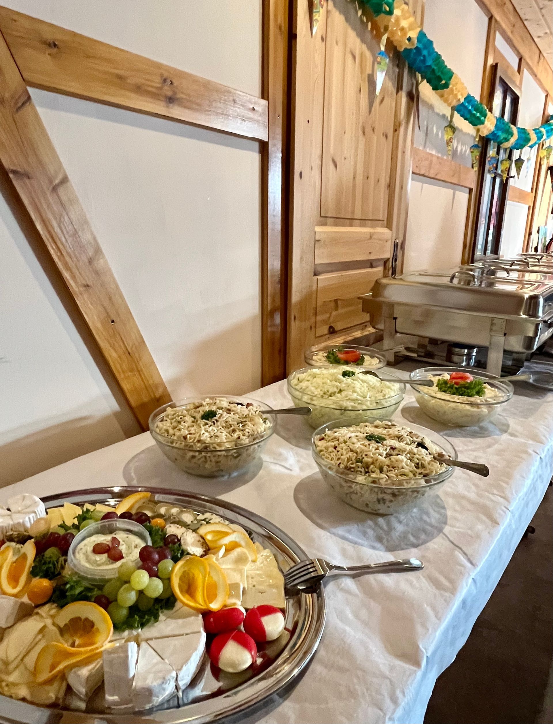 Ein Buffet-Tisch mit einer Auswahl an Speisen darauf