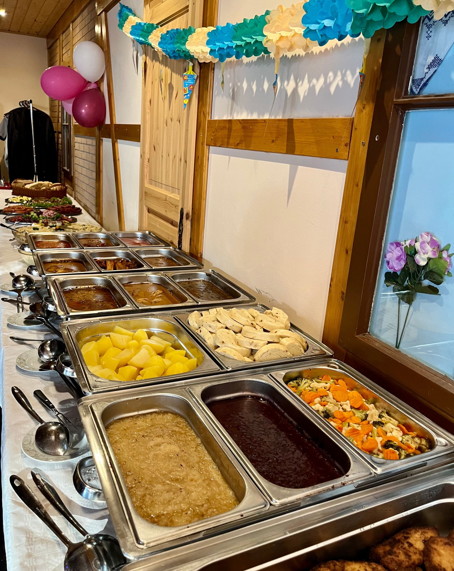 Ein Buffet-Tisch mit einer Auswahl an Speisen darauf