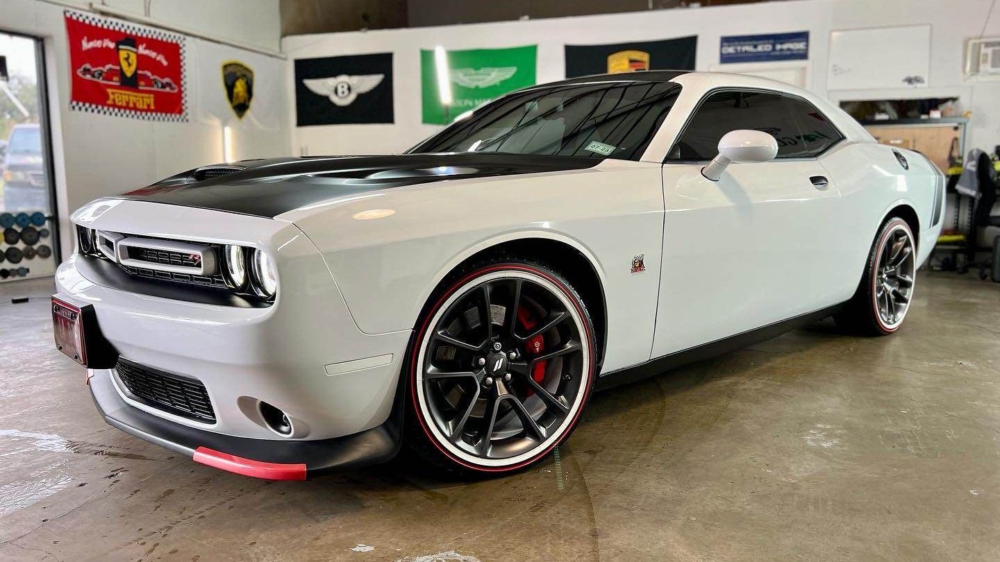 Exterior Detail Challenger