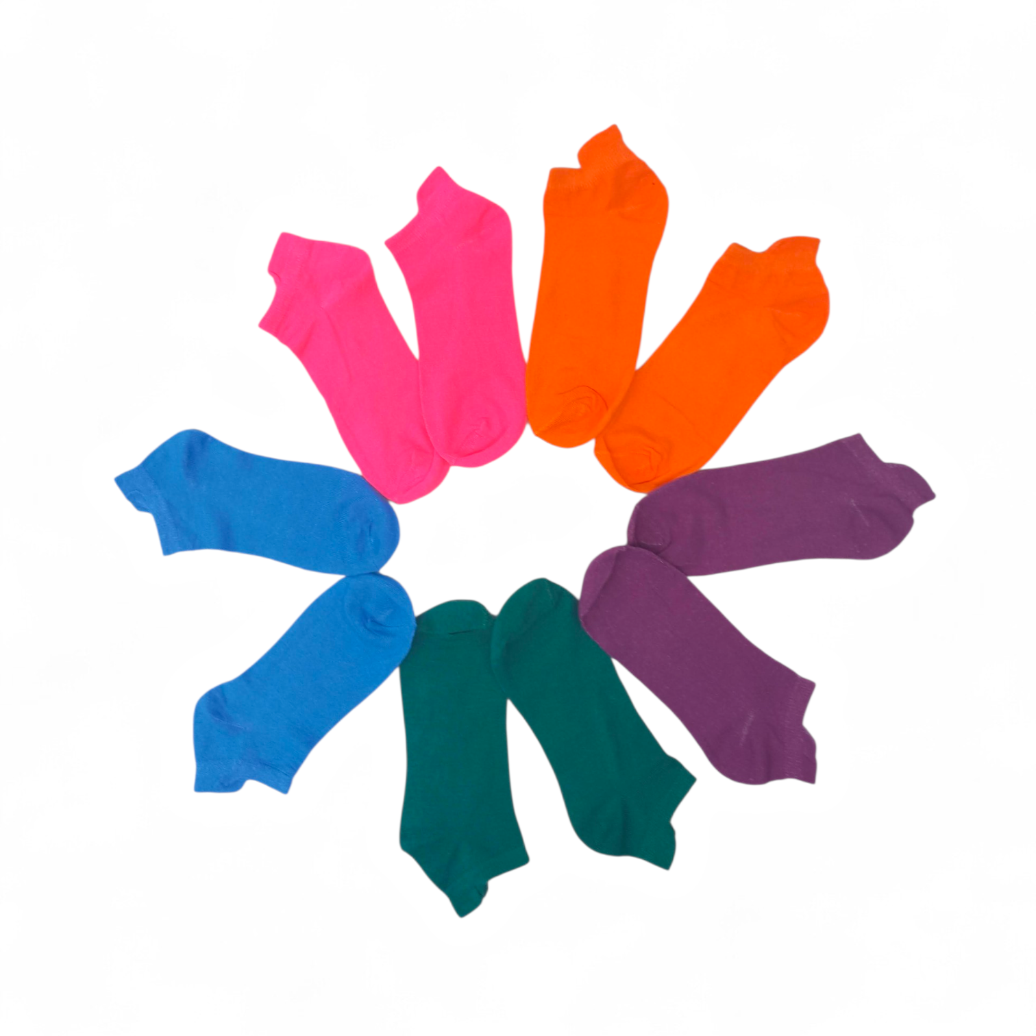 Recortes de papel de colores dispuestos en círculo sobre un fondo blanco, que se asemejan a pétalos o formas giratorias.
