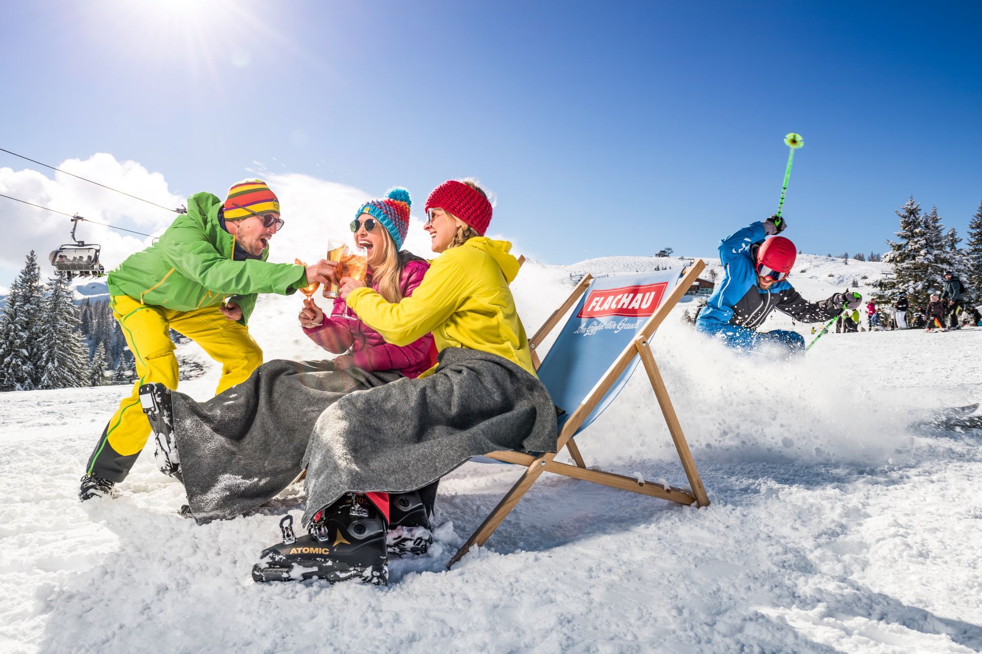 Menschen entspannen sich auf Sesselliften in einem sonnigen Skigebiet, im Hintergrund sind Skifahrer zu sehen.