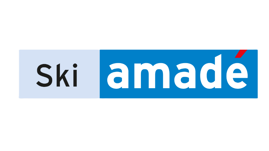 Ski amadé-Logo mit schwarzem „Ski“ auf weißem und weißem „amadé“ auf blauem Grund