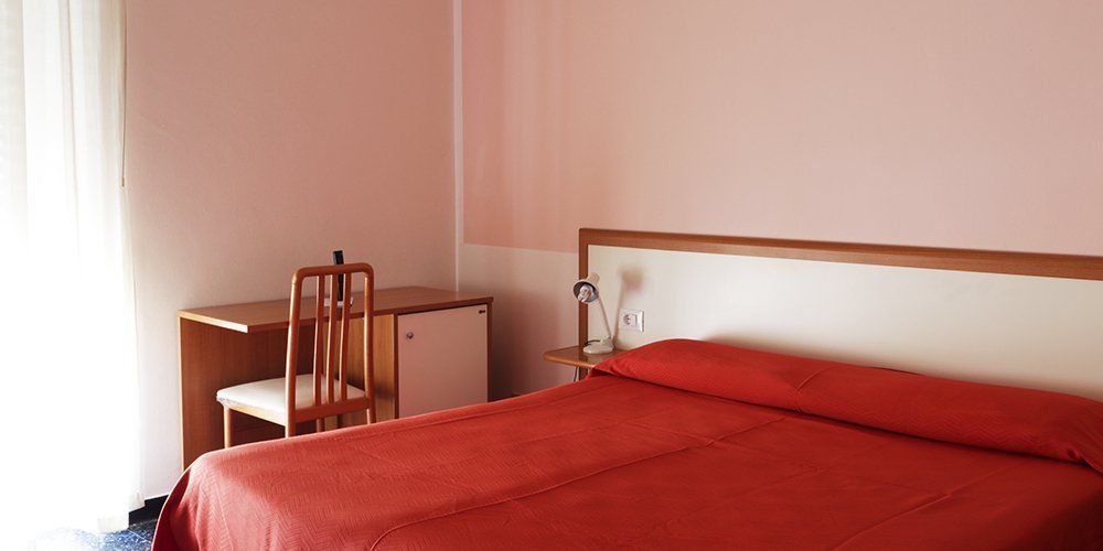 Camera con letto matrimoniale e scrivania