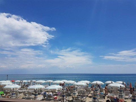 Ampia spiaggia con ombrelloni e lettini