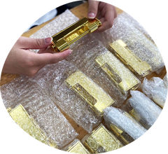 一個人手裡拿著一根用塑膠氣泡膜包裹的金條。