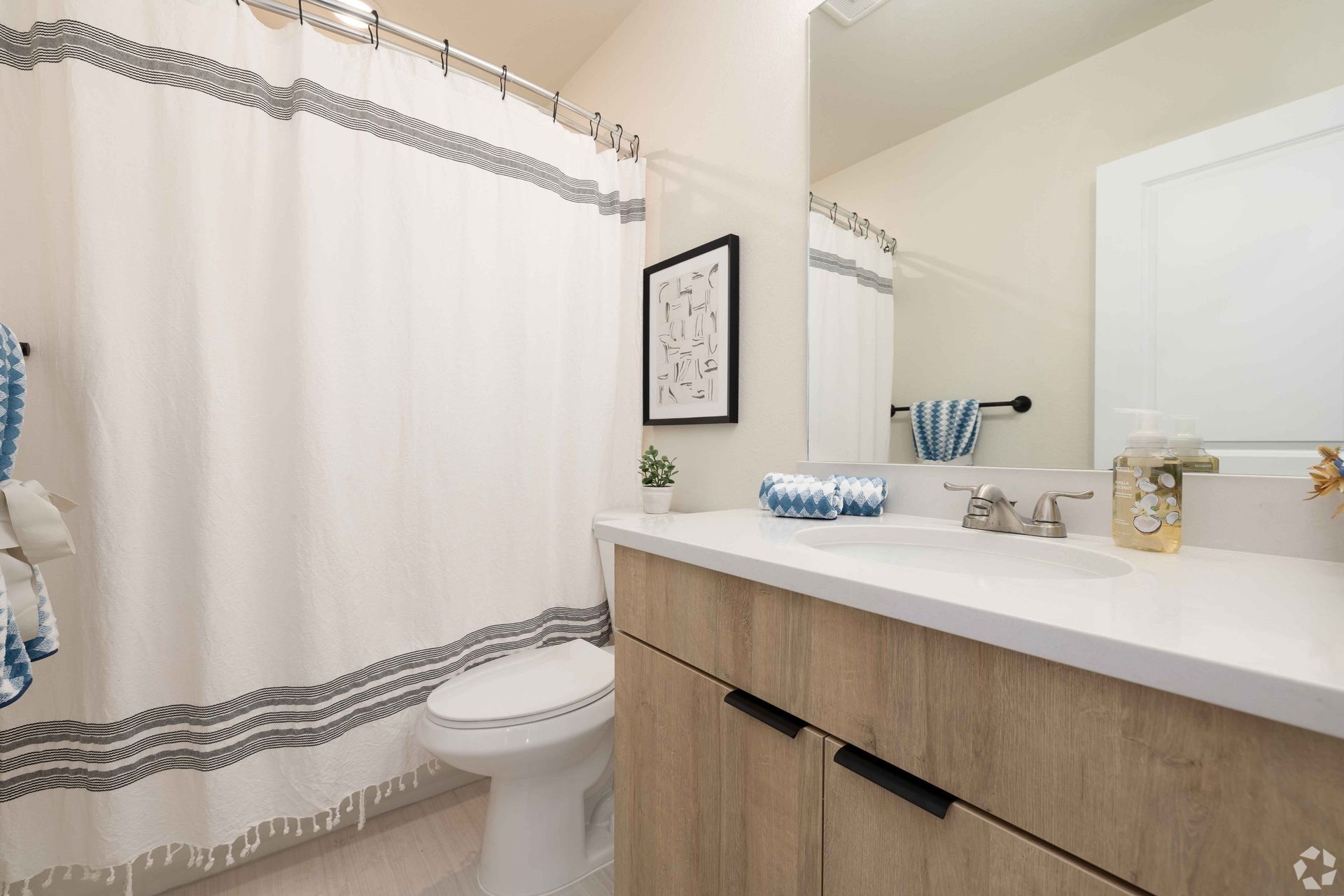 Bathroom w tub