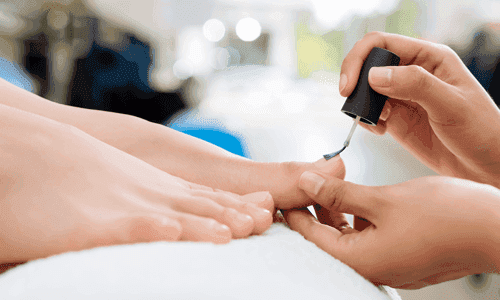 Pedicure en manicure met nagels lakken bij Elements of Beauty