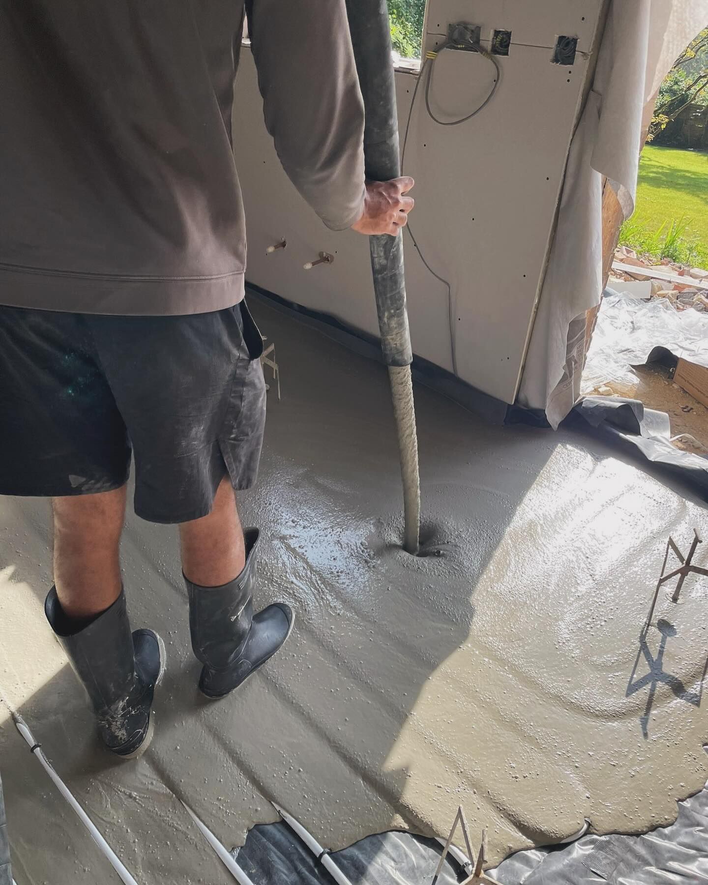 pouring liquid screed