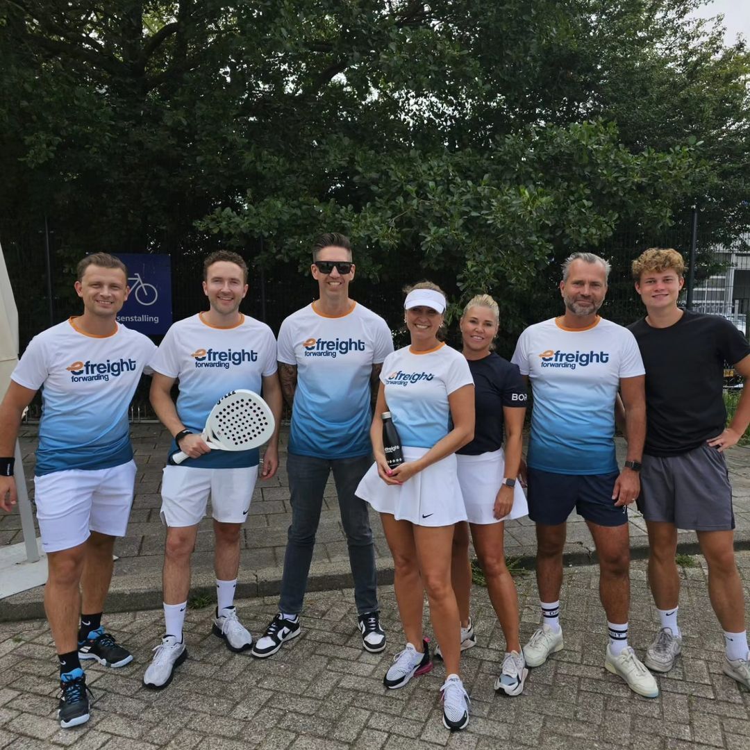 een groep mensen die naast elkaar staan ​​en shirts dragen waarop 'inzicht' staat