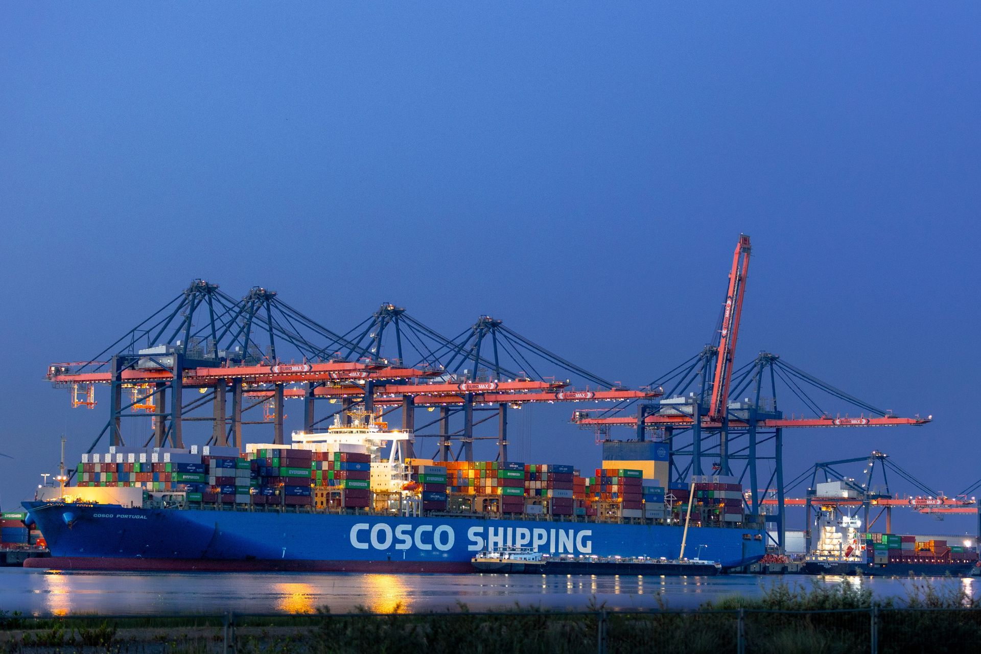 een groot containerschip ligt in het water