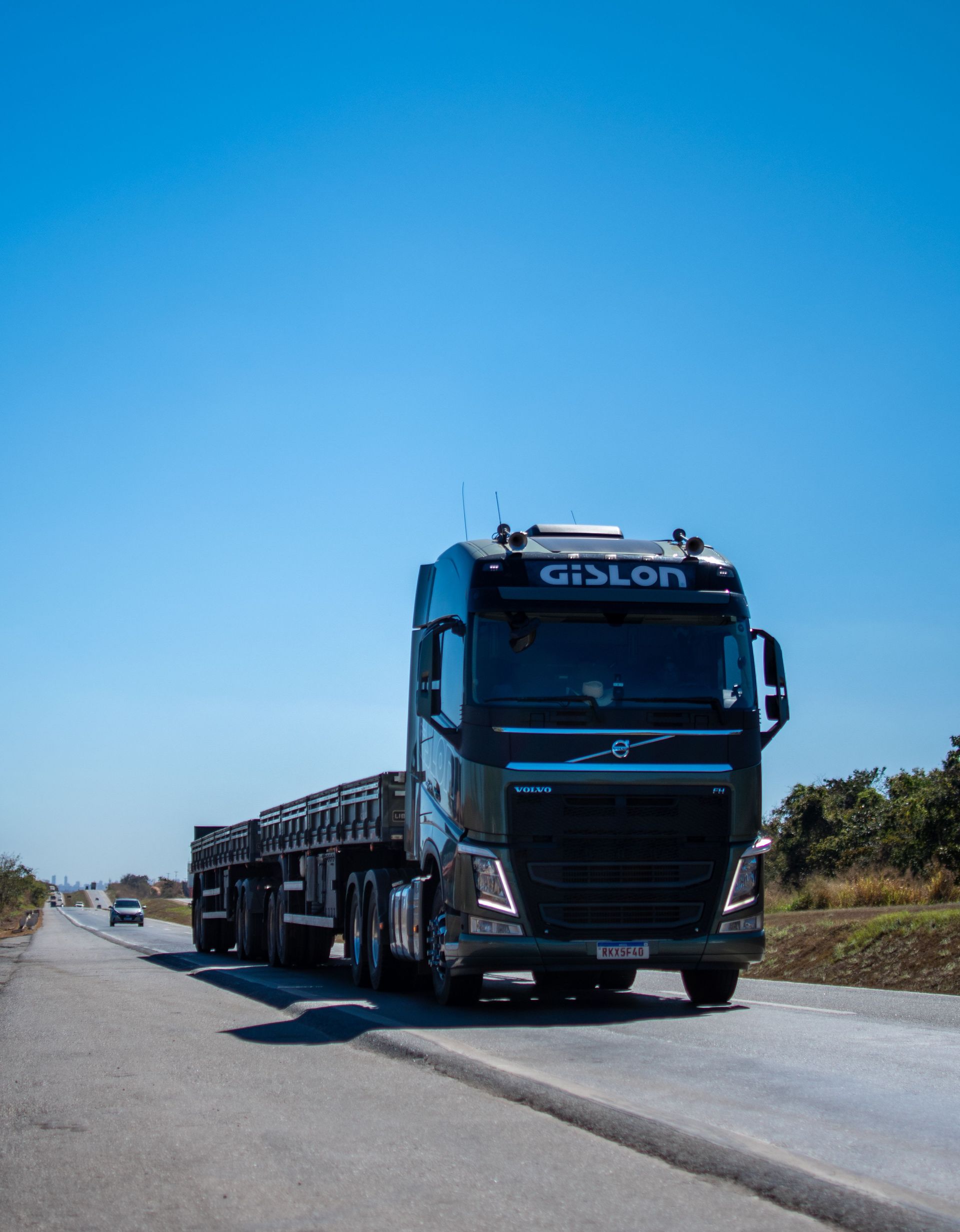 een luchtfoto van een vrachtwagen die over een snelweg rijdt