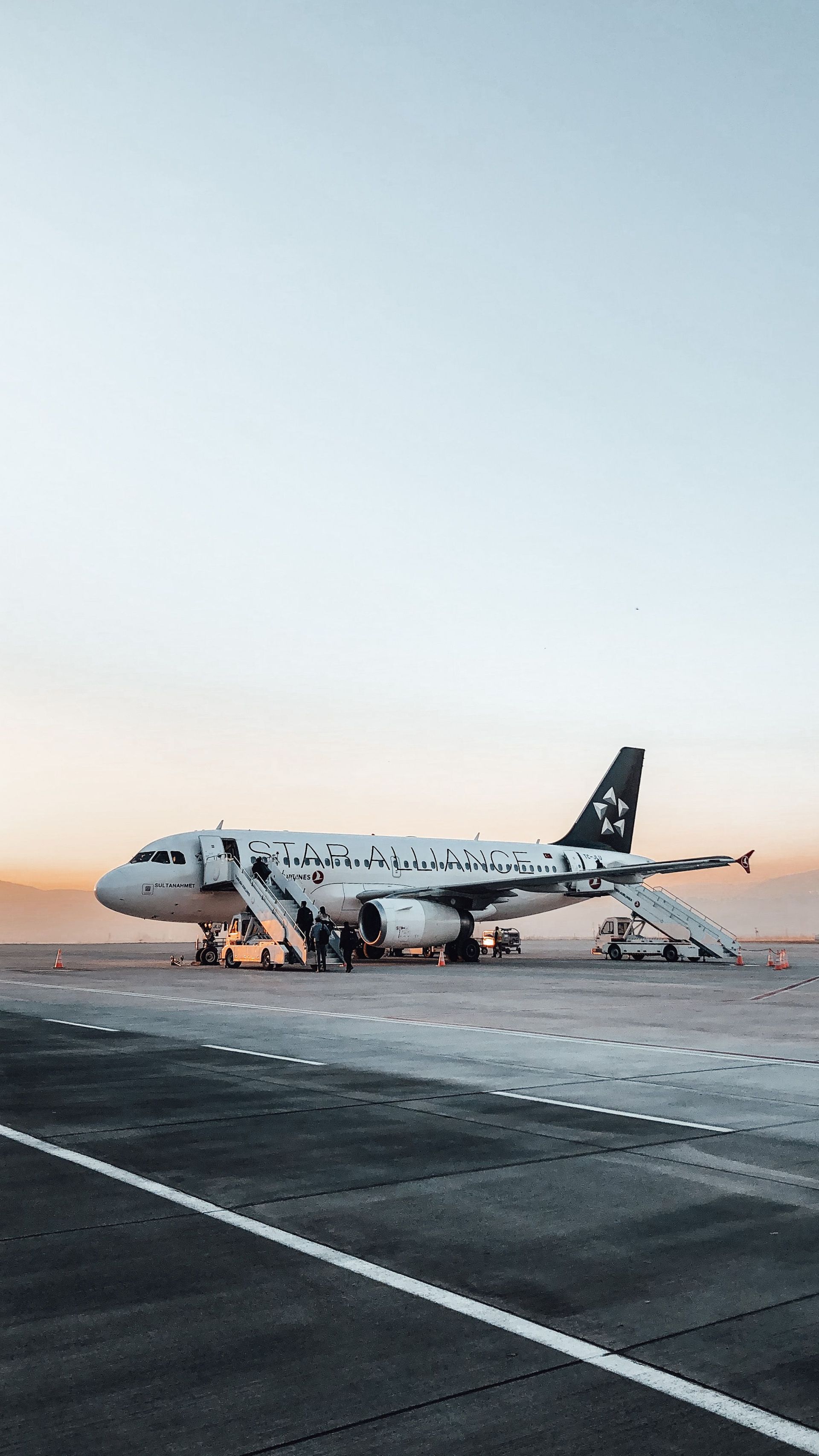 een groot passagiersvliegtuig stijgt op van de landingsbaan van een luchthaven.