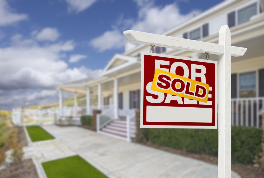 Real Estate Sign in Front of a House, With For Sale and Sold Text Visible — Diamond Real Estate QLD in Burpengary, QLD