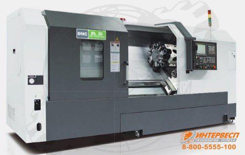 Tour industriel CNC blanc et gris foncé avec tourelle porte-outils et panneau de commande, vu de face.