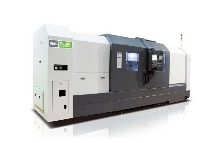 Tour industriel CNC de grande taille, blanc et gris foncé, avec panneau de commande, isolé sur fond blanc.