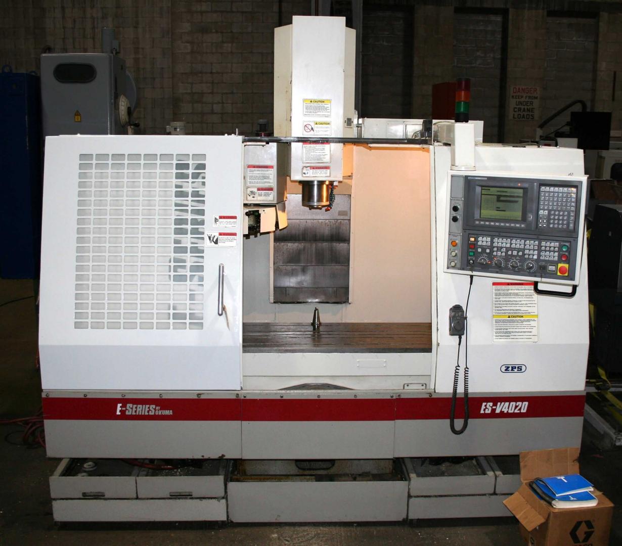 Une fraiseuse CNC industrielle blanche avec un socle à accents rouges, dotée d'un panneau de commande numérique et d'un espace de travail interne.