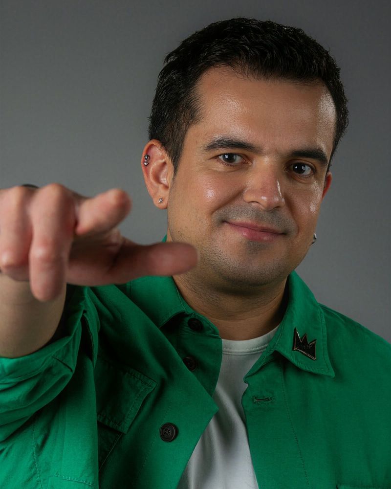 JC señalando a la cámara