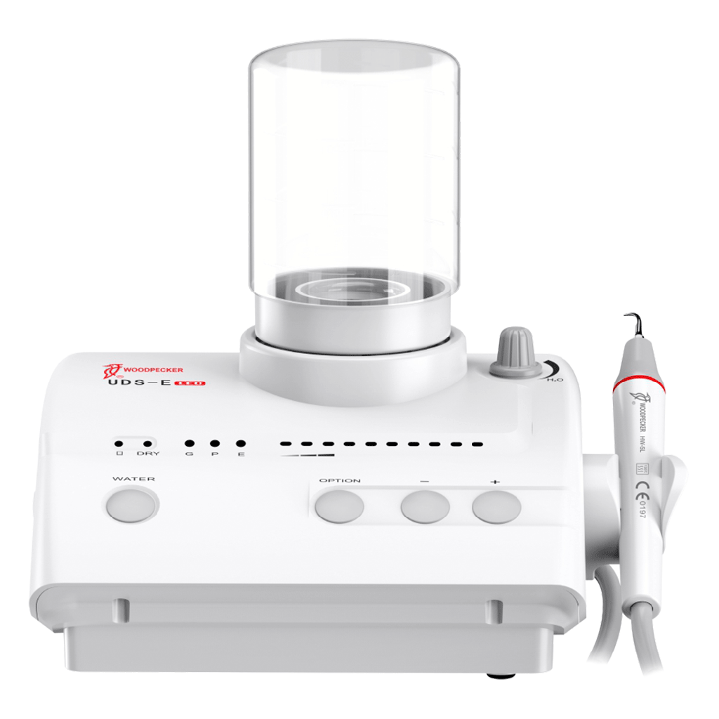 Escalador ultrasónico dental blanco con depósito de agua, pieza de mano y panel de control.