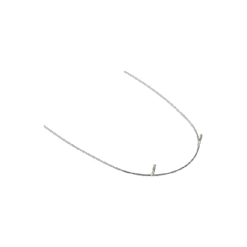 Alambre plateado curvado con dos pequeños extremos en forma de broche sobre un fondo blanco.